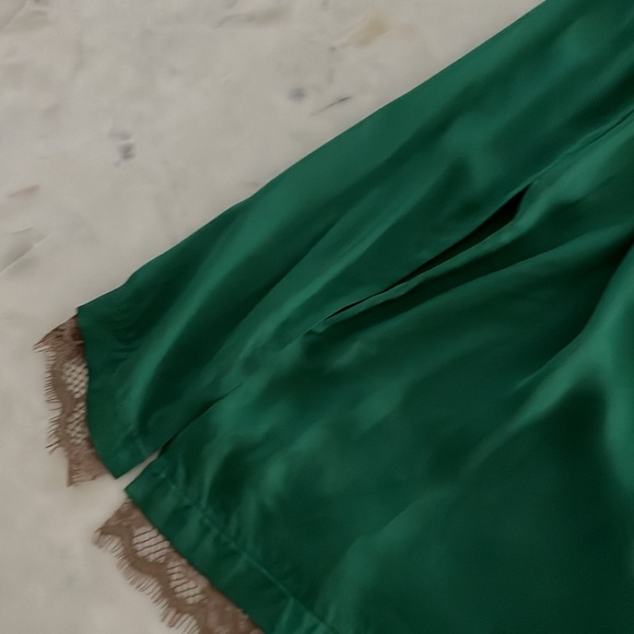 Emerald green dress made in Italy with two side slits and lace bottom - Picture 4 of 7